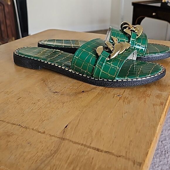 NWOT Emerald green flat outdoor slippers with gold metal chain - Picture 3 of 7